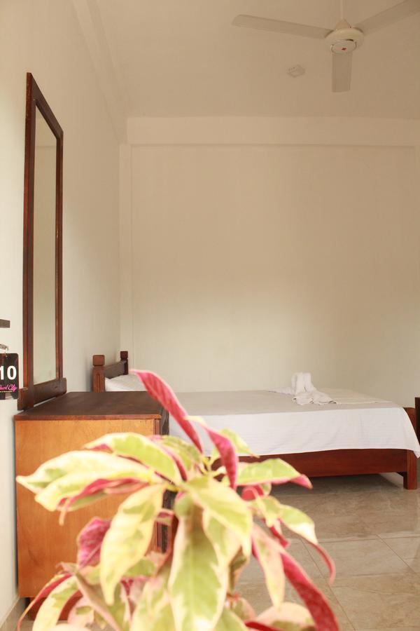 Pearl City Hotel Tissamaharama Buitenkant foto