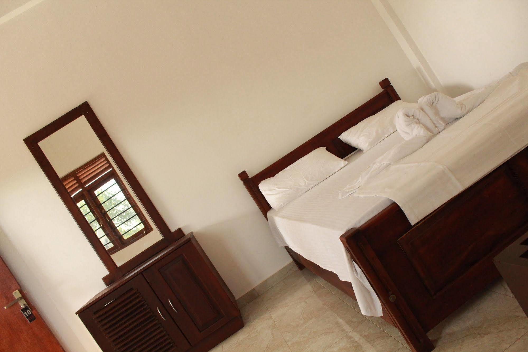 Pearl City Hotel Tissamaharama Buitenkant foto