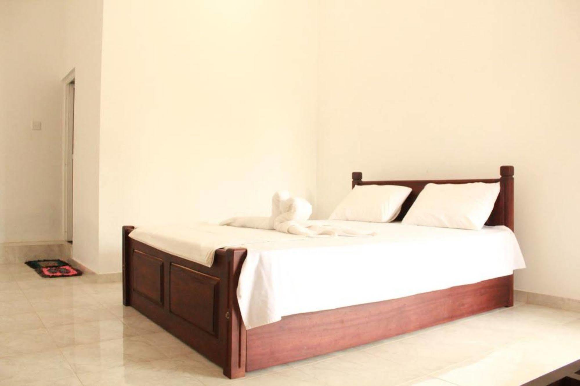 Pearl City Hotel Tissamaharama Buitenkant foto